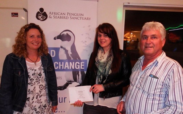 Vlnr is Shereen van der Merwe, Cari du Preez en Johan Burmeister, met Cari wat Johan se twee pryse oorhandig het en Johan wat een daarvan aan Shereen oorhandig het